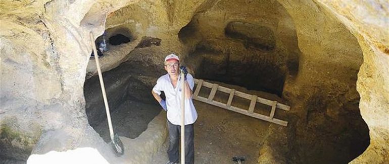 Ancient symbolic graves unearthed in Uşak